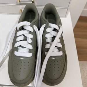 Nike Air -  Olive Green Low-Top Sneakers new condition